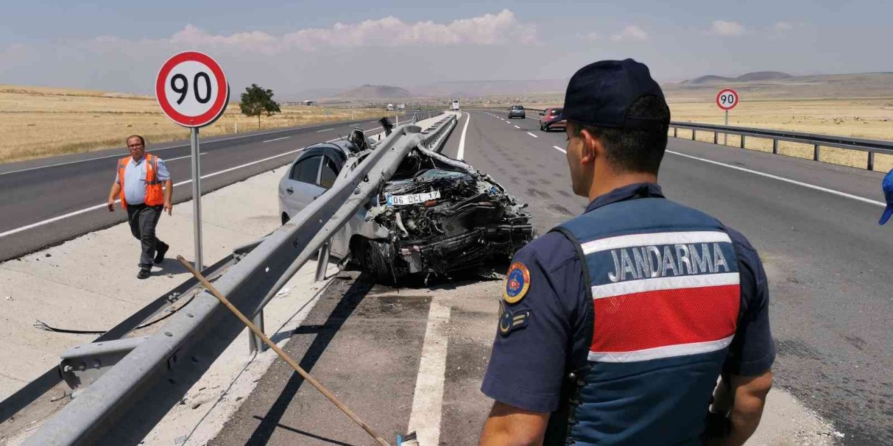 Kontrolden çıkan otomobil demir bariyere saplandı: 3 yaralı