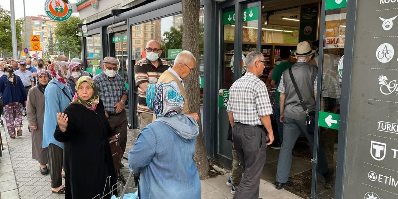 Tarım Kredi Kooperatif Marketi önünde indirim yoğunluğu