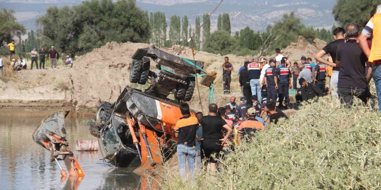 Konya’da gölete düşen iş makinesinin operatörü hayatını kaybetti