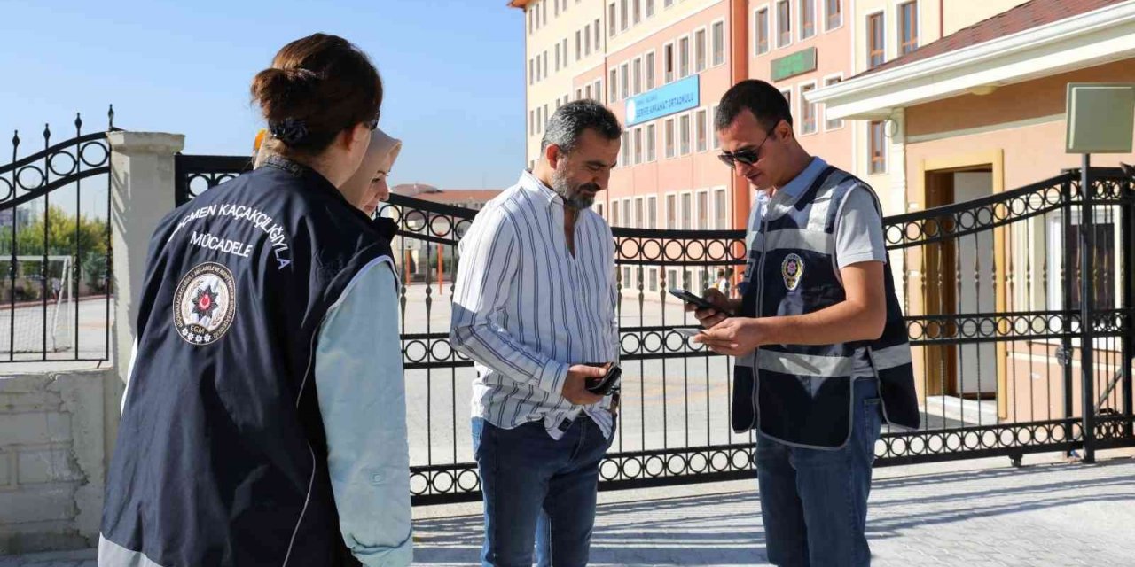 Okulların ilk gününde polis ekipleri güvenli eğitim denetimi yaptı