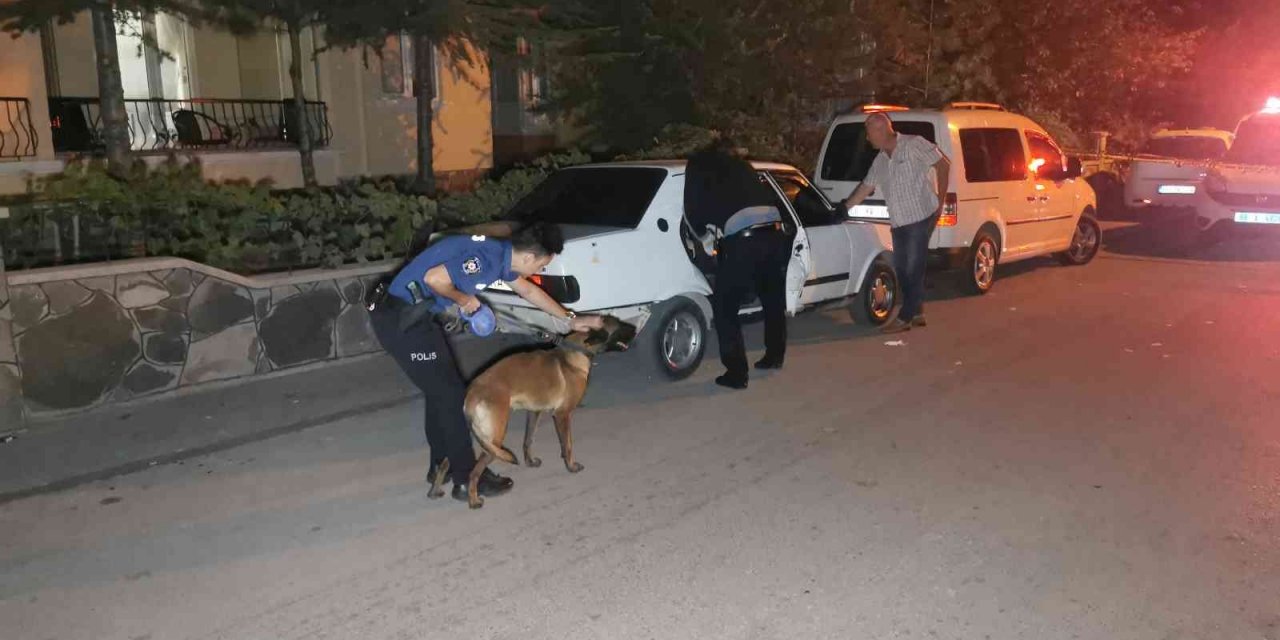 Husumetli olduğu iki kardeşin aracını ve evini kurşunladı