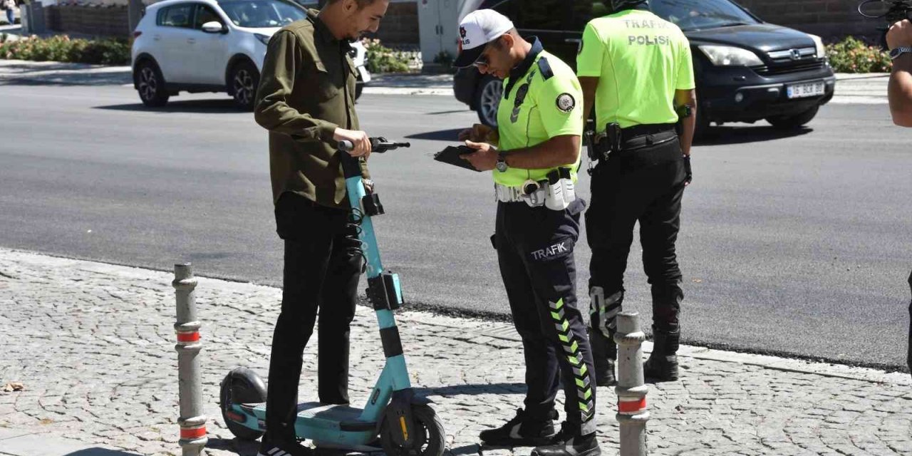 Konya’da elektrikli scooter sürücüleri denetlendi