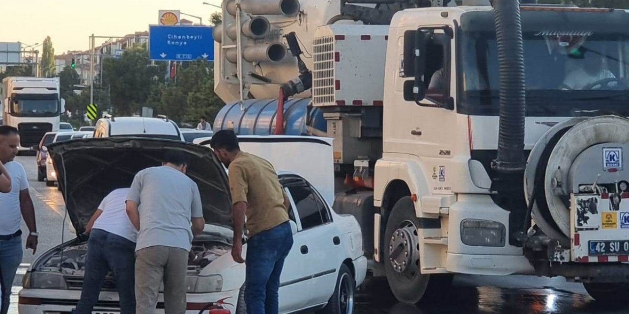 Kırmızı ışıkta bekleyen aracın motor kısmında çıkan yangını vatandaşlar söndürdü