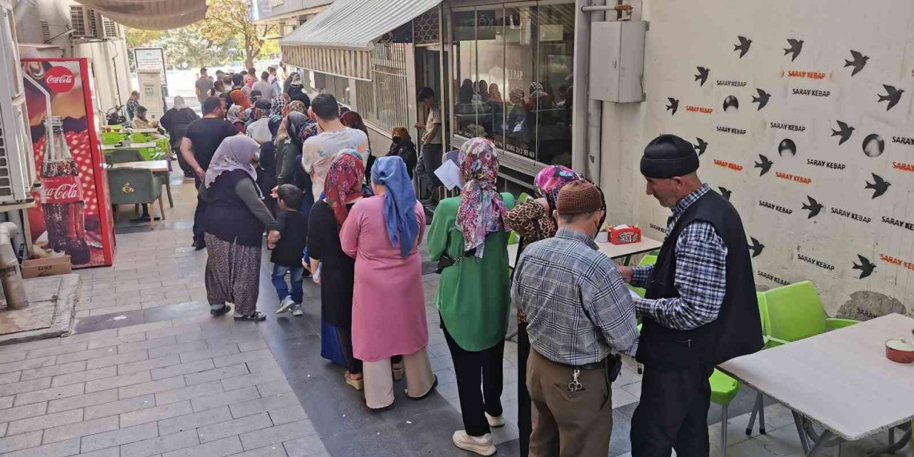 Aksaray’da banka önlerinde TOKİ kuyruğu