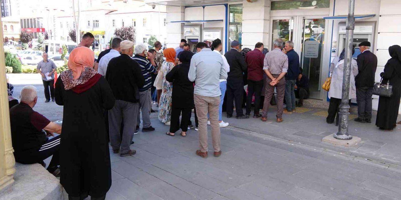 Yozgat’ta sosyal konut için banka önlerinde yoğunluk sürüyor