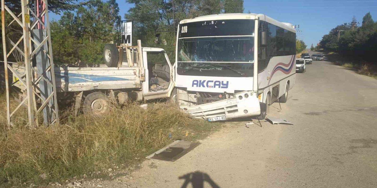 İşçi taşıyan servis midibüsü kamyonetle çarpıştı: 17 yaralı