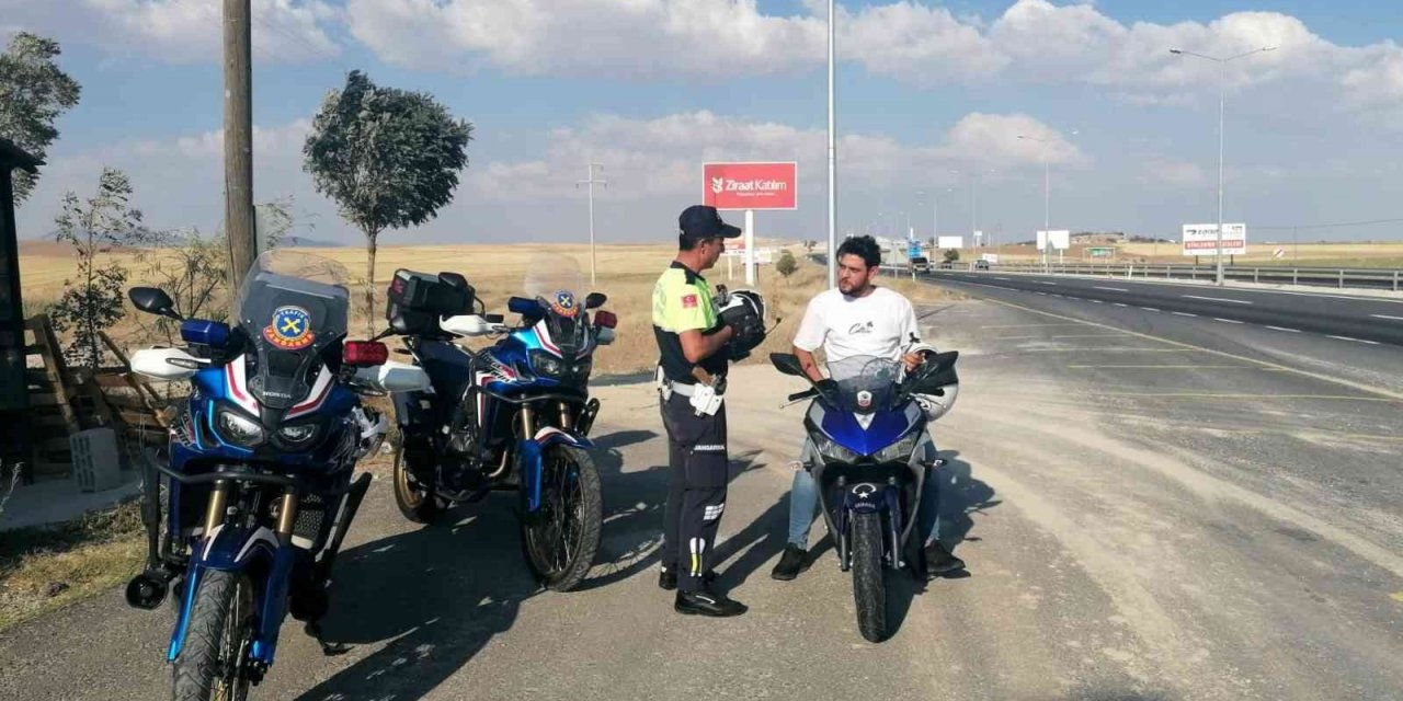 Aksaray’da trafik jandarması motosiklet ve sürücülerini denetliyor