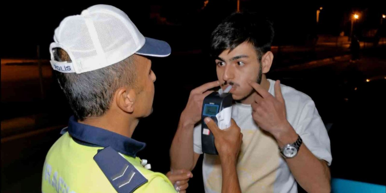 Polisin alkollü sürücü ile imtihanı: Alkolmetreyi üflemek istemedi, cezayı duyunca ikna oldu