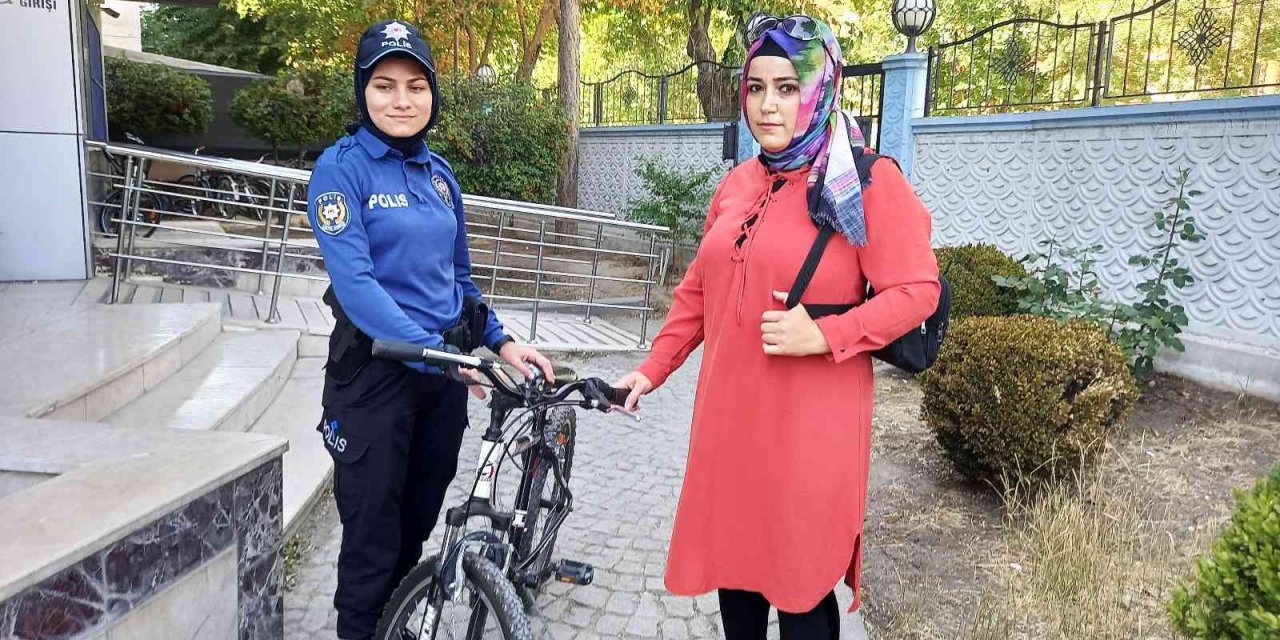 Polisin ele geçirdiği çalıntı bisikletler sahiplerine teslim edildi