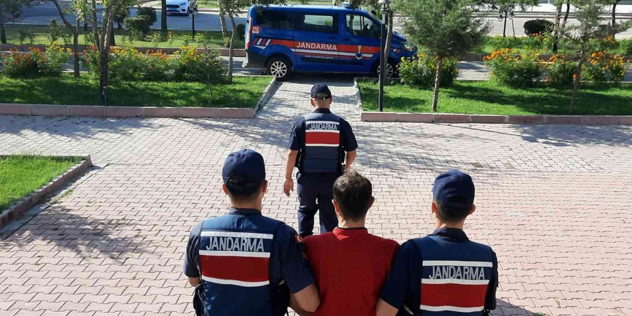 Aksaray’da 6 yıl hapis cezası olan uyuşturucu tacirini jandarma yakaladı