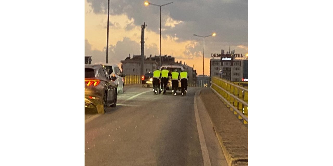 Konya’da trafik polisleri arızalanan aracı yolda bırakmadı