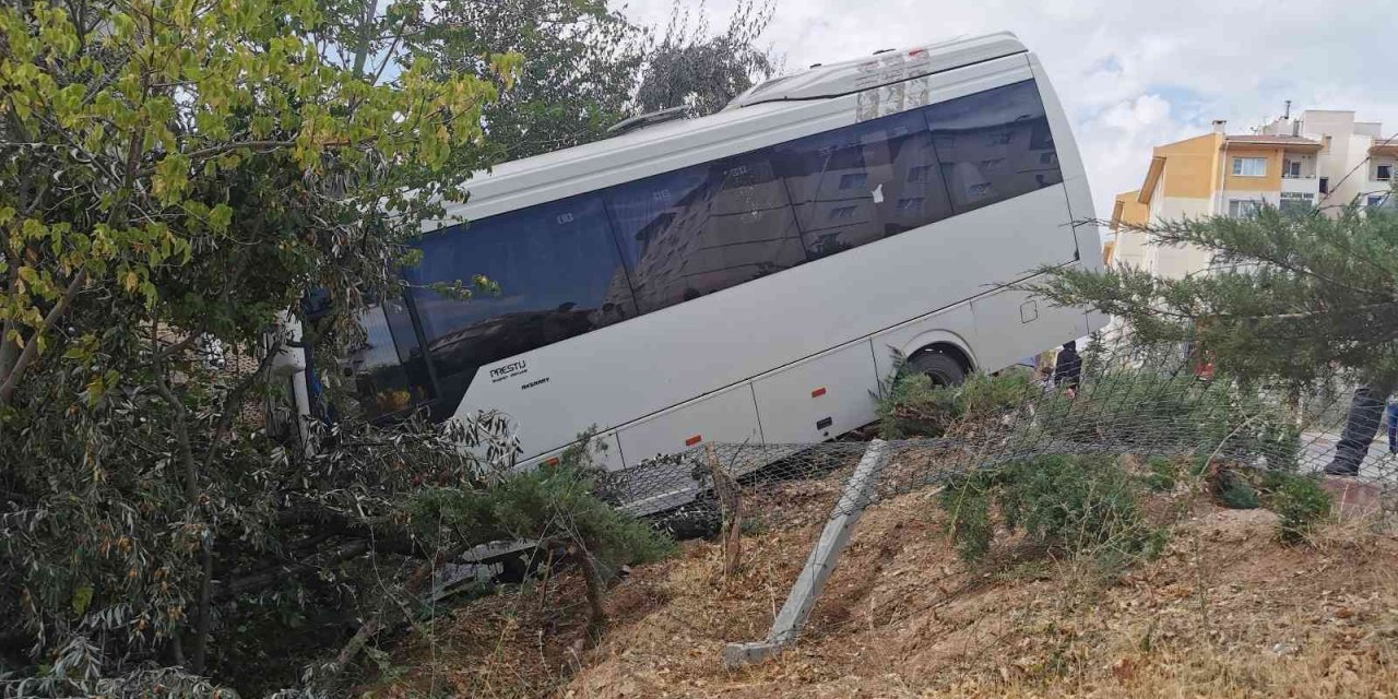 Servis minibüsü bahçeye düştü: 1 ölü