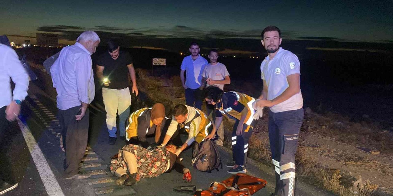 Otomobil traktöre arkadan çarptı: 2’si ağır 3 yaralı