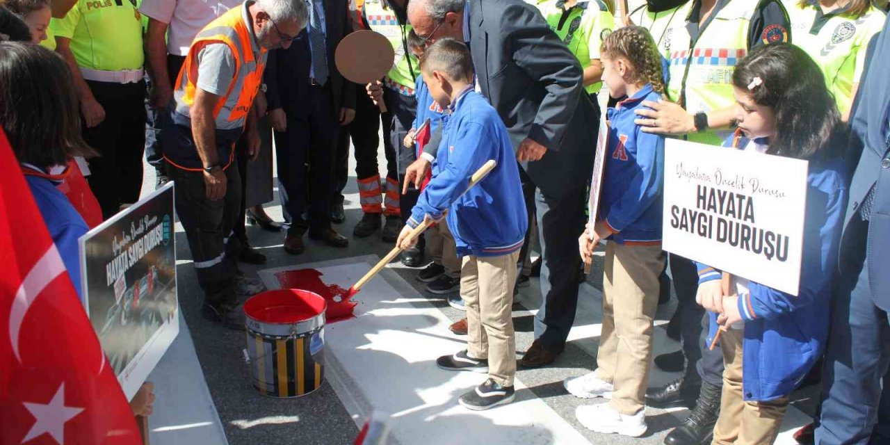 Konya’da yaya önceliği için yaya geçidi çizgisi kırmızıya boyandı