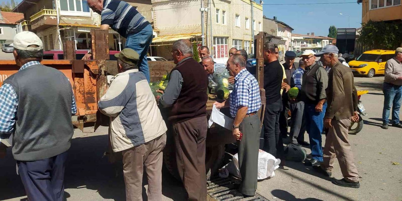 Bir römork dolusu kavun dakikalar içinde tükendi