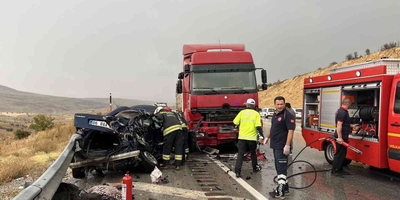 Kontrolden çıkan otomobil tırla çarpıştı: 1 ölü, 1 yaralı