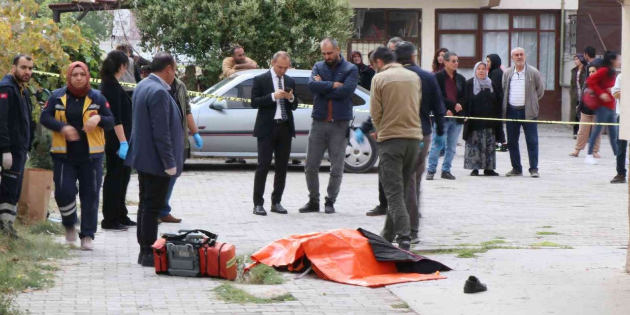 Aksaray'da onarmak için çıktığı çatıdan düşen yaşlı adam hayatını kaybetti