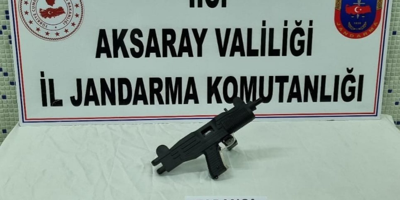 Aksaray’da jandarma restorandaki şahsın üzerinde uzi silah ele geçirdi