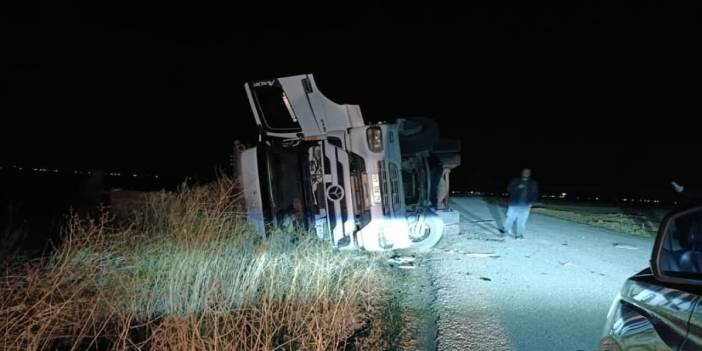 Eskil’de Balya Yüklü Tır Devrildi: Sürücü Hafif Yaralandı