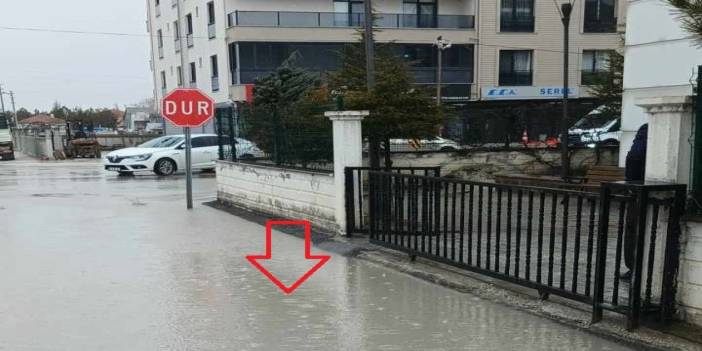 Eskil’de SGK Binası Önünde Su Birikintisi Tepkisi: “Yağmurda Giriş Çıkış Yapamıyoruz”