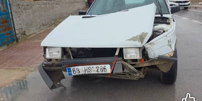 Eskil'de Trafik Kazası: 5 Kişi Hafif Sıyrıklarla Kurtuldu