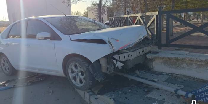 Eskil Hastane Kavşağında Kaza: Otomobil Hastane Duvarına Çarptı, 1 Kişi Yaralandı