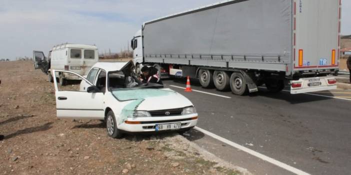 Aksaray’da Kavşakta Feci Kaza: Otomobil ile Kamyonet Çarpıştı, 1 Ölü 1 Yaralı